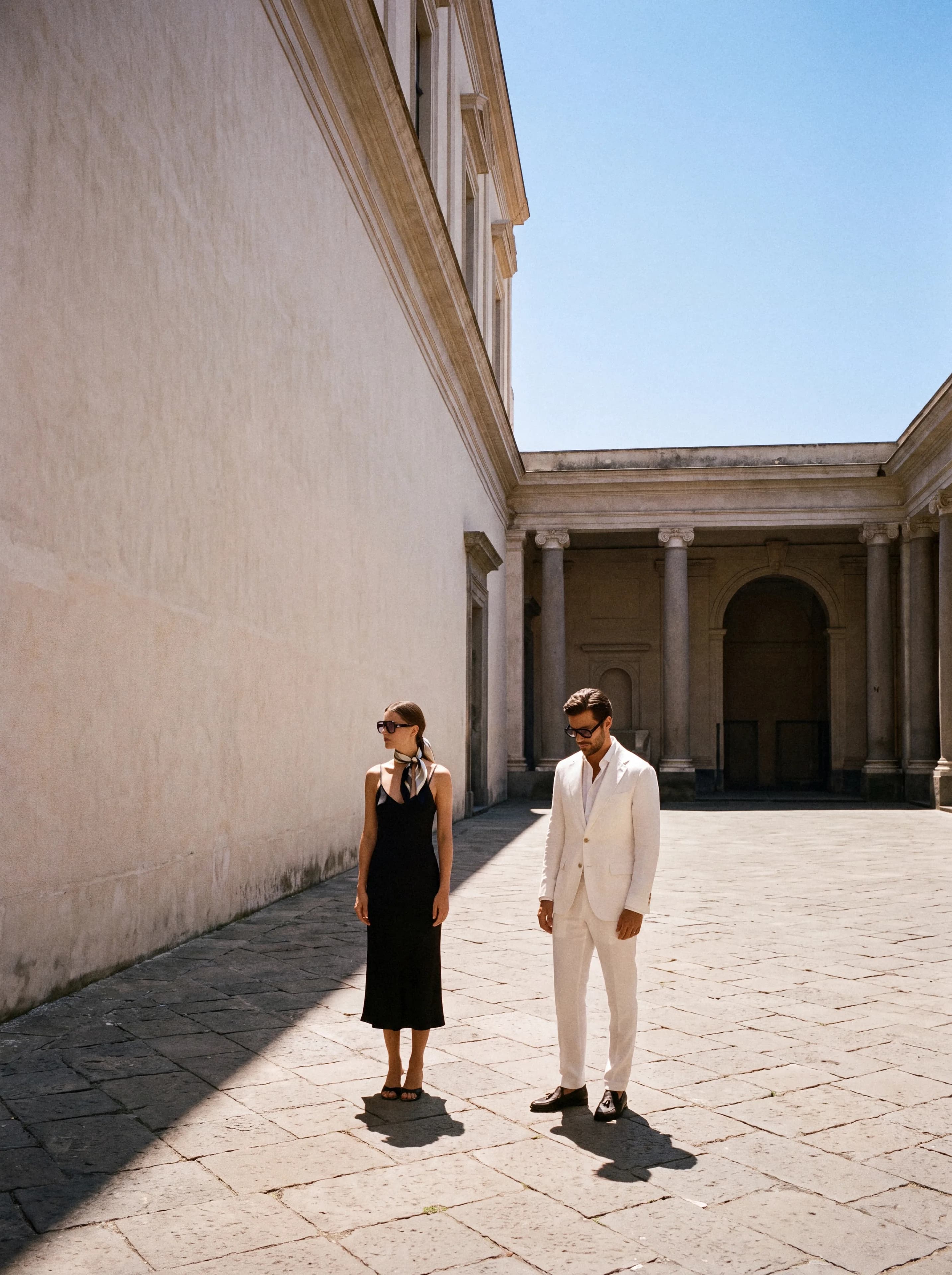 Deux mannequins portant des lunettes Maison Vista sous un ciel bleu